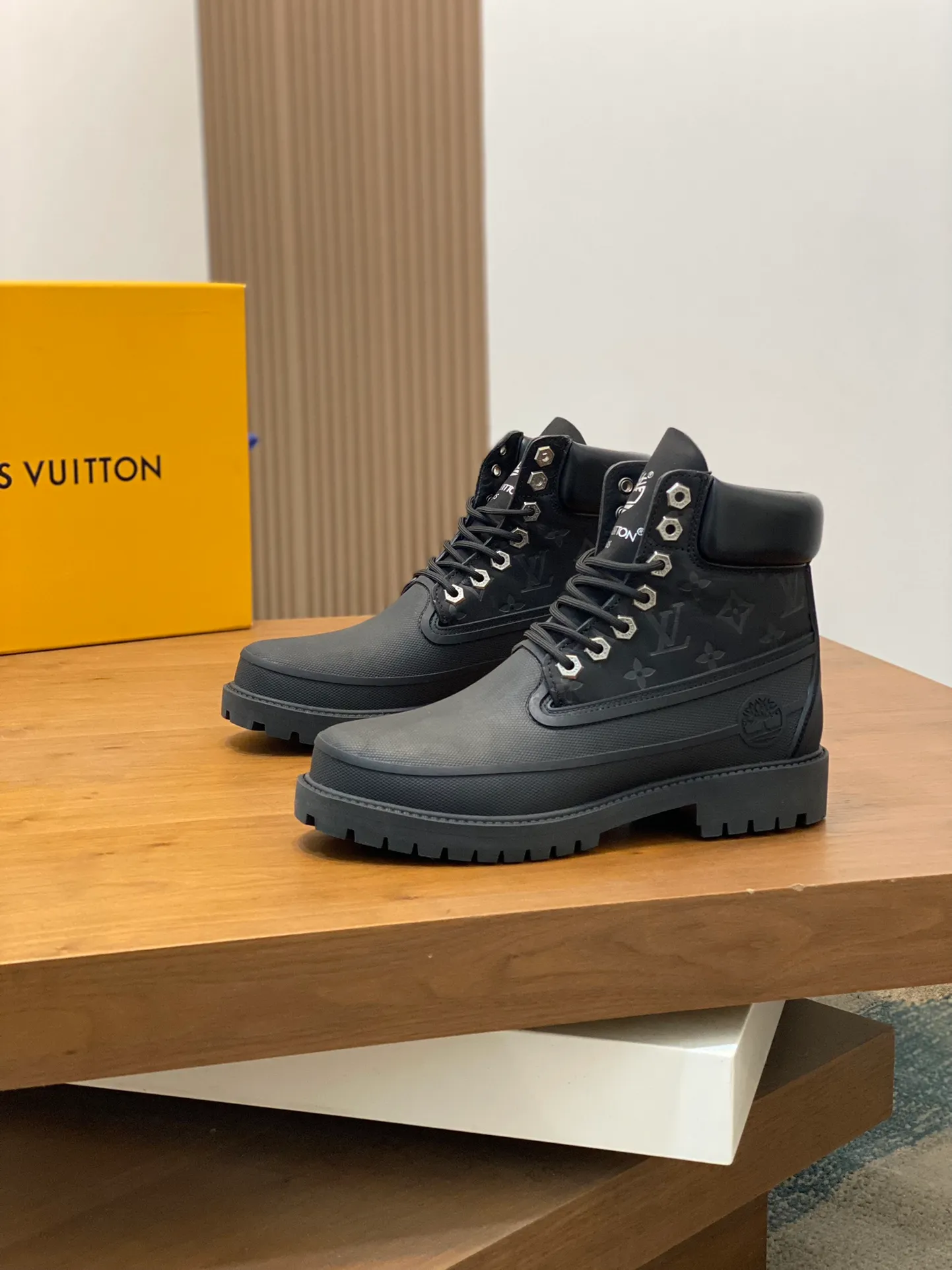 Men's men's shoes💰💰760 top LV x Timberland Timberland co-branded presbyopia rhubarb boots ankle boots short boots, LV x Timberland ankle boots are made of Monogram embossed waterproof nubuck cow leather, relying on the brand's exquisite craftsmanship to carefully reshape the classic Timberland 6-inch boot shape in Italy, with American workwear style eye-catching debut in 2024 created by Pharrell Williams Autumn and winter menswear show. The Monogram embossed tongue, original Timberland laces and outsole are exquisite details, the leather label expresses the cooperation logo, and the delivery counter is exquisitely packaged! Math 39-44 (order 45)